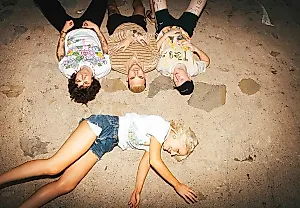 Amyl And The Sniffers идут в кантри