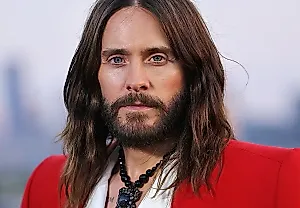 Женские организации требуют отменить тур Thirty Seconds To Mars в Британии из-за обвинений против Джареда Лето