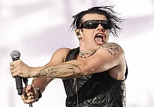 Yungblud устроил необычное шоу на сцене