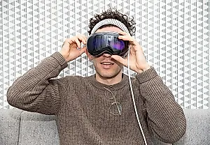 Apple сокращает сотрудников в командах Siri и Vision Pro