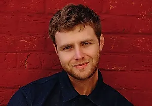 Alex Warren отменил концерт в Окленде из-за болезни