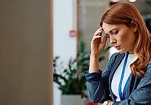 Скромность как броня: почему женщины приглушают успех среди коллег