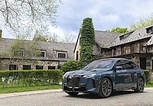 BMW iX 2026 года: Холодный блеск красоты и проблемы на фоне радужного лоска