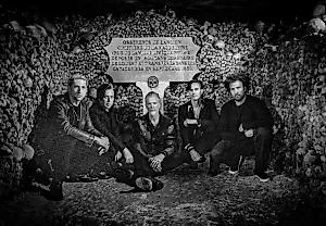 Queens of the Stone Age представили концертный фильм и альбом, записанные в Парижских катакомбах