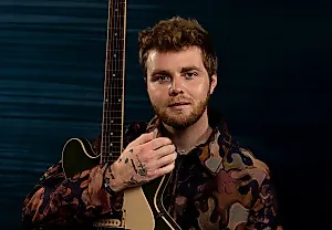 Алекс Уоррен: Смогут ли его «Ordinary» удержать топ на Hot 100?