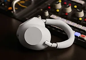 Наушники Sony WH-1000XM6: новый уровень звука в мире глухого бреда