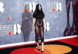 Charli XCX: Открытое платье на грани риска и сосков на BRIT Awards 2025