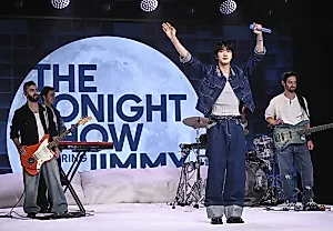 Джин из BTS делает «Tonight Show» гигантским ложем для любви!