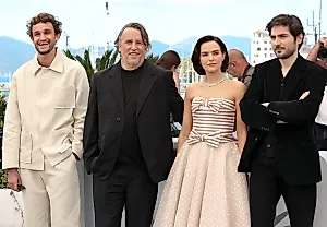 Ричард Линклейтер о ‘Nouvelle Vague’: Возвращение к ‘На заднем плане’ без Эдипова комплекса