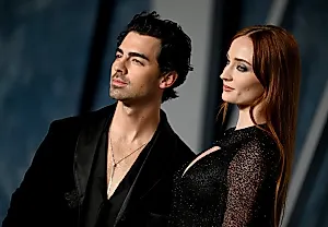 СофиTurner поддерживает Джо Джонаса, несмотря на развод