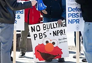 Трамп и веселье с финансированием NPR: Суд, монстры и реклама