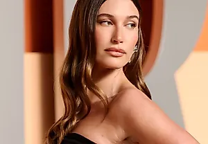 Хейли Бибер и Старая Школа: Винтажные Грёзы на Вечеринке 'Vanity Fair' после Оскаров 2025
