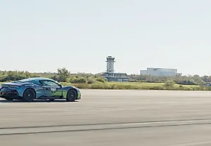Стремительное одиночество: Maserati объезжает всё на беспилотнике