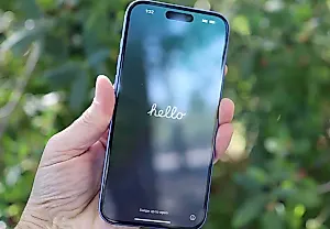 iPhone 17: На шаг ближе к новому экрану, или очередная шутка от Apple?