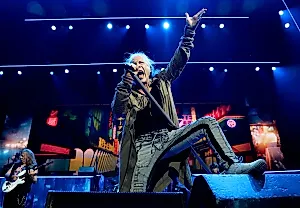 Iron Maiden просят убрать телефоны на концертах: «Пусть у вас будет только усталая рука!»