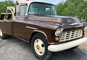 Как буксировщик стал свадебным реквизитом: Chevrolet 3800 1955 года