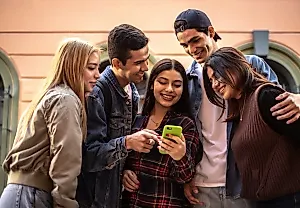 Словно спасатели: Великобритания следит за безопасностью детей в TikTok и Reddit
