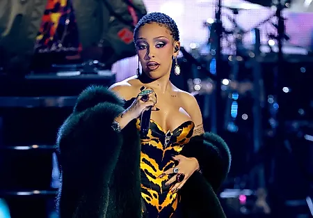 Doja Cat подарила цветок поклоннику, создавшему танец для её хита