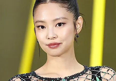Полосатый маникюр Jennie стал хитом Coachella