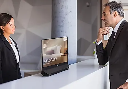 Двусторонний монитор Philips с экранами спереди и сзади