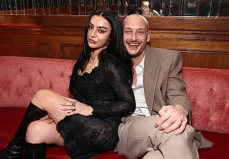 Charli XCX и George Daniel устроили секретную фан-вечеринку в Лондоне
