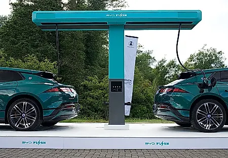 BYD заряжает Denza Z9 GT за 10 минут