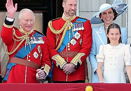Король Чарльз и неожиданный аксессуар на Trooping the Colour 2026