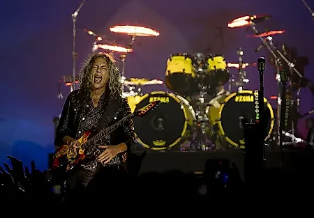 Гитарист Metallica Kirk Hammett рухнул в толпу в Дублине