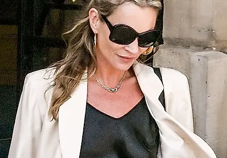Kate Moss демонстрирует джинсовую сумку Birkin от Hermès: тренд лета 2026