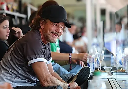 Eddie Vedder и Pearl Jam на ЧМ-2026: Пиво, "Alive" и драма вокруг футбола