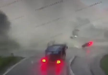 Смерч швырнул авто в Китае