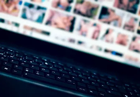 Открытие: кто чаще занимается секстингом — любители или зависимые от порно?