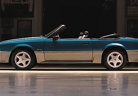 Jay Leno возвращается к эпохе Fox Body на Ford Mustang 1993 года