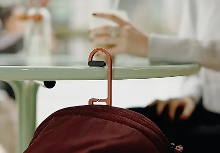 Peak Design выпустила новую коллекцию сумок City Line с крючком BagLev