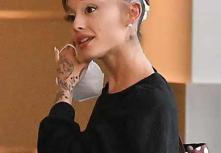 Не балетки и не туфли: гибридный стиль Ariana Grande от Sandy Liang — лучшее из двух миров