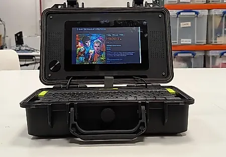 Raspberry Pi учит собирать кибердек