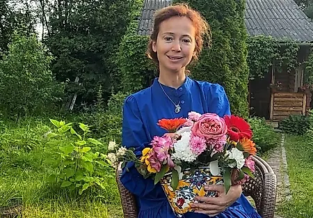 Соловьи против трассы: как Елена Захарова спасается на даче