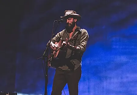 Ray LaMontagne потерял сознание на сцене в Нэшвилле, но уже идет на поправку