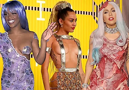 44 самых безумных образа MTV VMAs: от мясного платья Lady Gaga до брони Chappell Roan