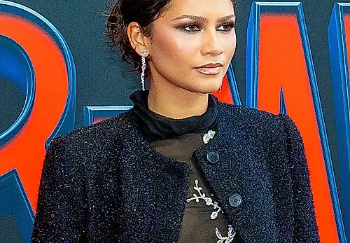 Zendaya в «голом» платье McQueen удивляет Амстердам