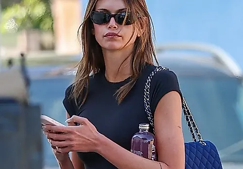 Какие две вещи Кайя Гербер носит осенью — балетки и винтажная сумка Chanel