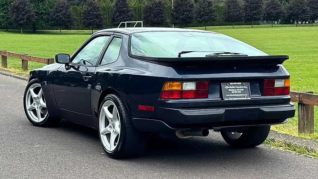 Автомобили Диего: от Porsche до Pontiac