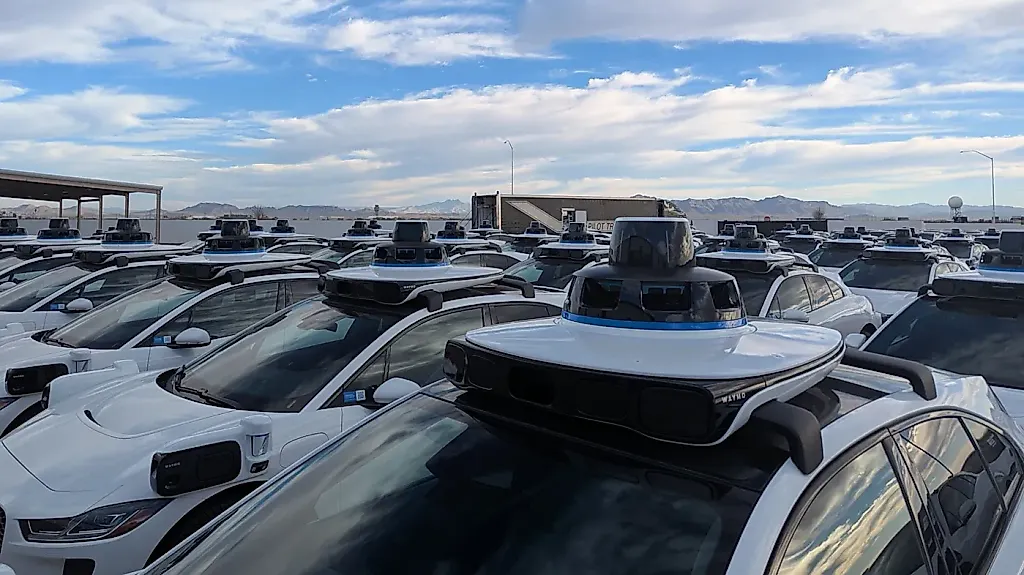 Нигде не спрячешься от роботакси: Waymo проложила новые маршруты по Калифорнии!