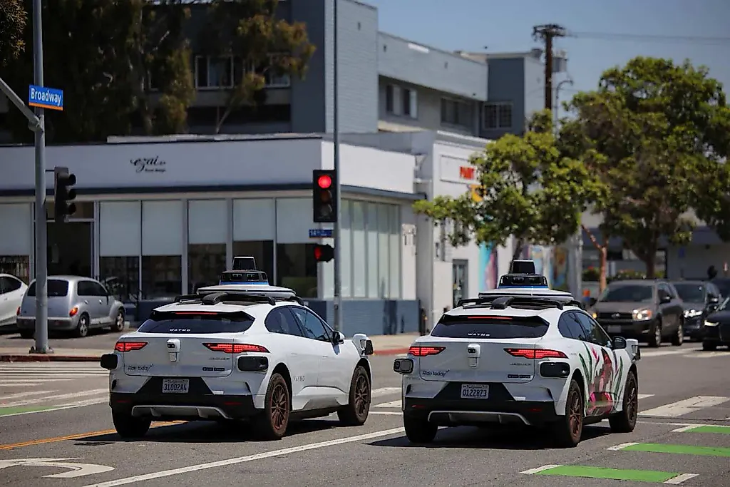 Waymo возвращается в Нью-Йорк, но с водителем