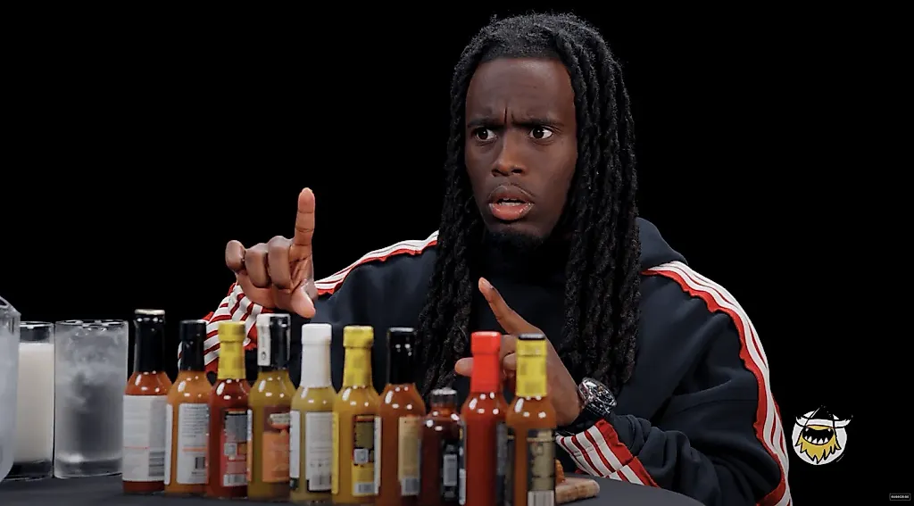 Kai Cenat проигрывает соусу Da Bomb в шоу Hot Ones