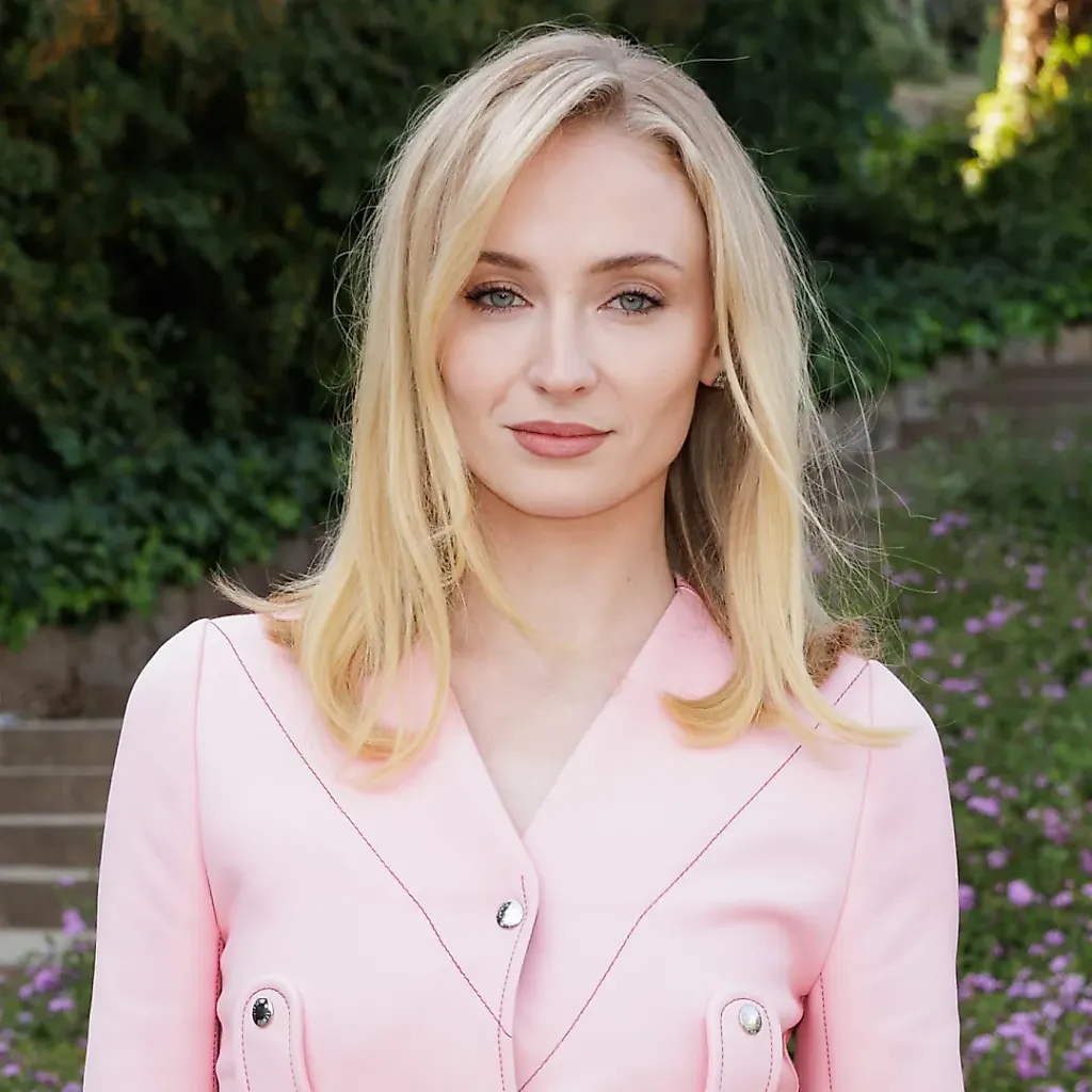Sophie Turner и культовые Adidas Sambas: почему актриса не изменяет моде на классику