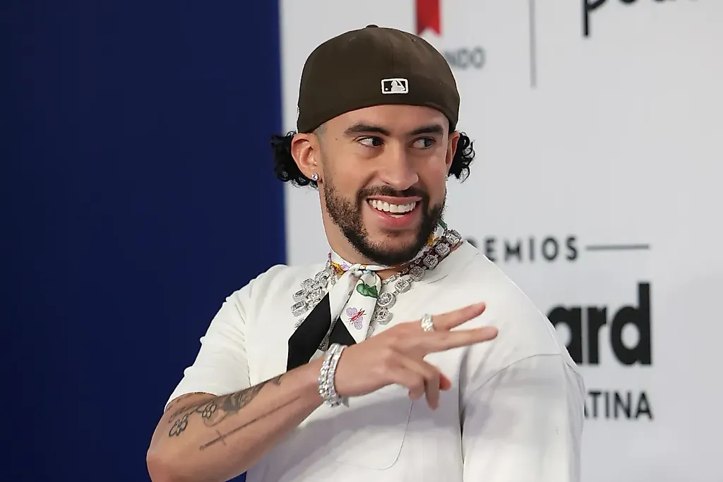 Bad Bunny вошел в список «самых горячих мужчин всех времён» по версии Harper’s Bazaar
