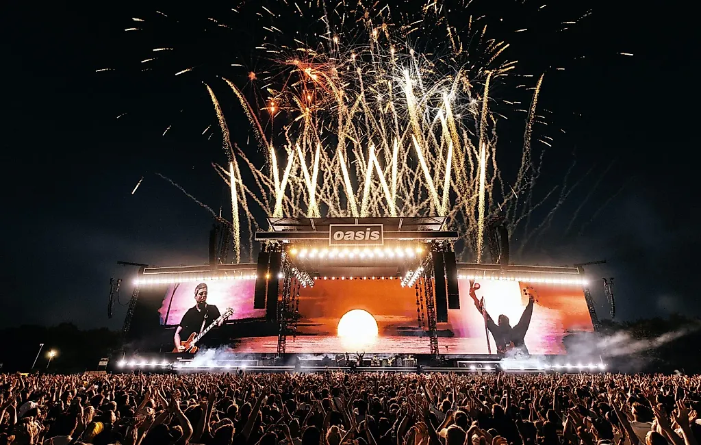Взрывной финал: Oasis и фейерверк в Манчестере