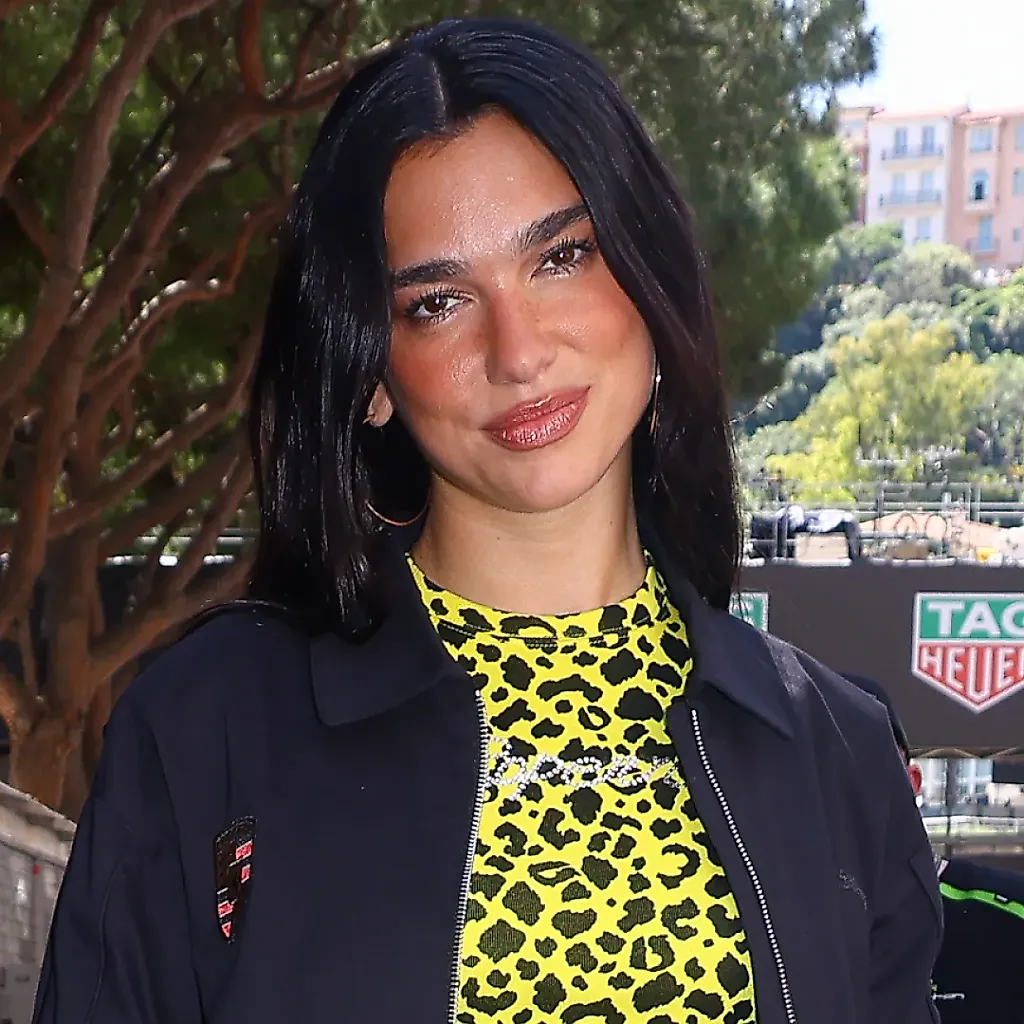 Сумка Chanel и дешёвые шорты: как Dua Lipa развлекается на фестивалях