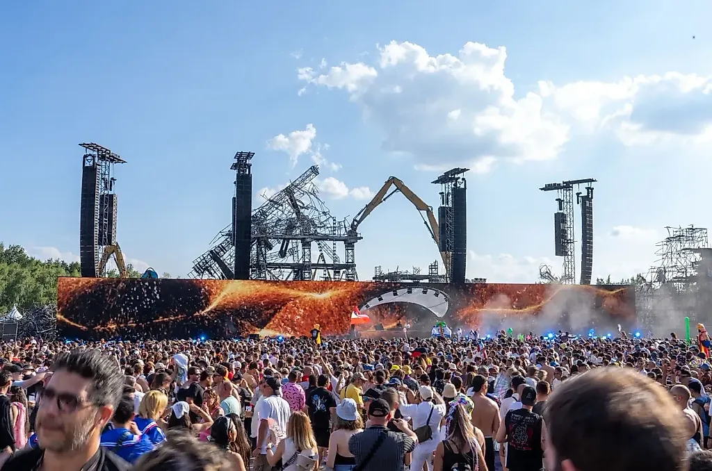 Tomorrowland открыли новый Mainstage после пожара: фестиваль продолжается по расписанию